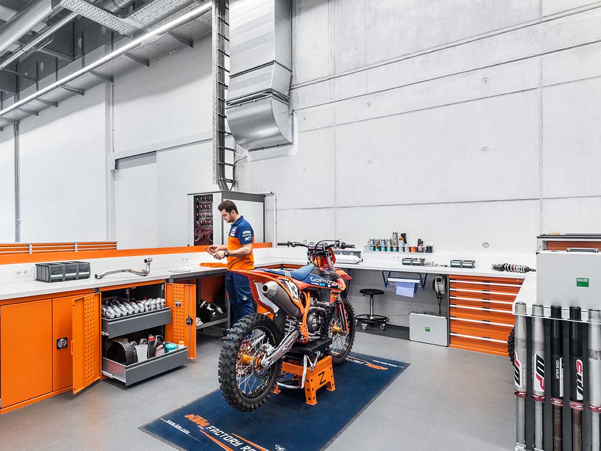 cubio equipamiento para un taller de motos