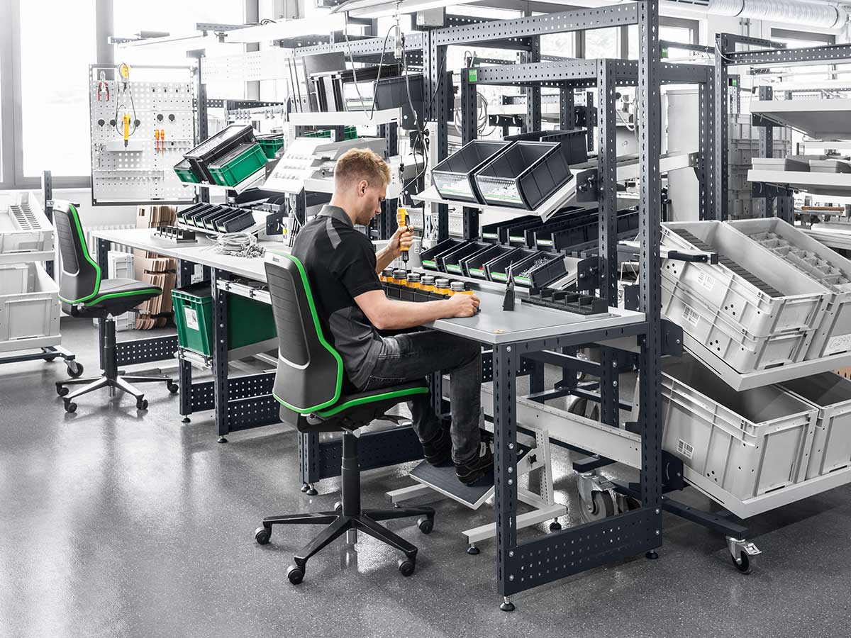 No hay movimiento erróneo con la ergonomía en el lugar de trabajo de montaje.