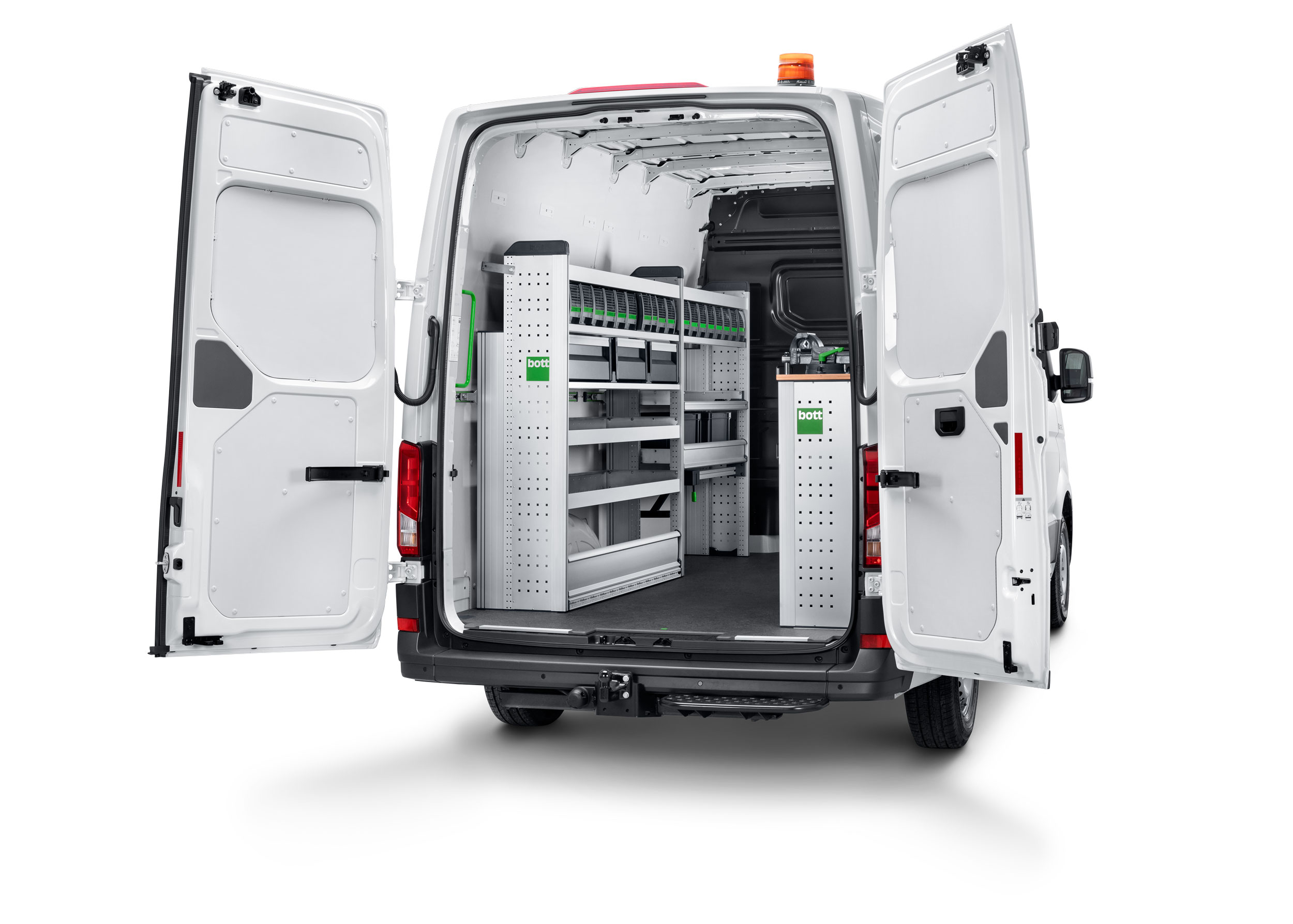 Transportador MAN TGE de gran capacidad con puerta trasera abierta. Equipado con el equipamiento interior bott vario3.