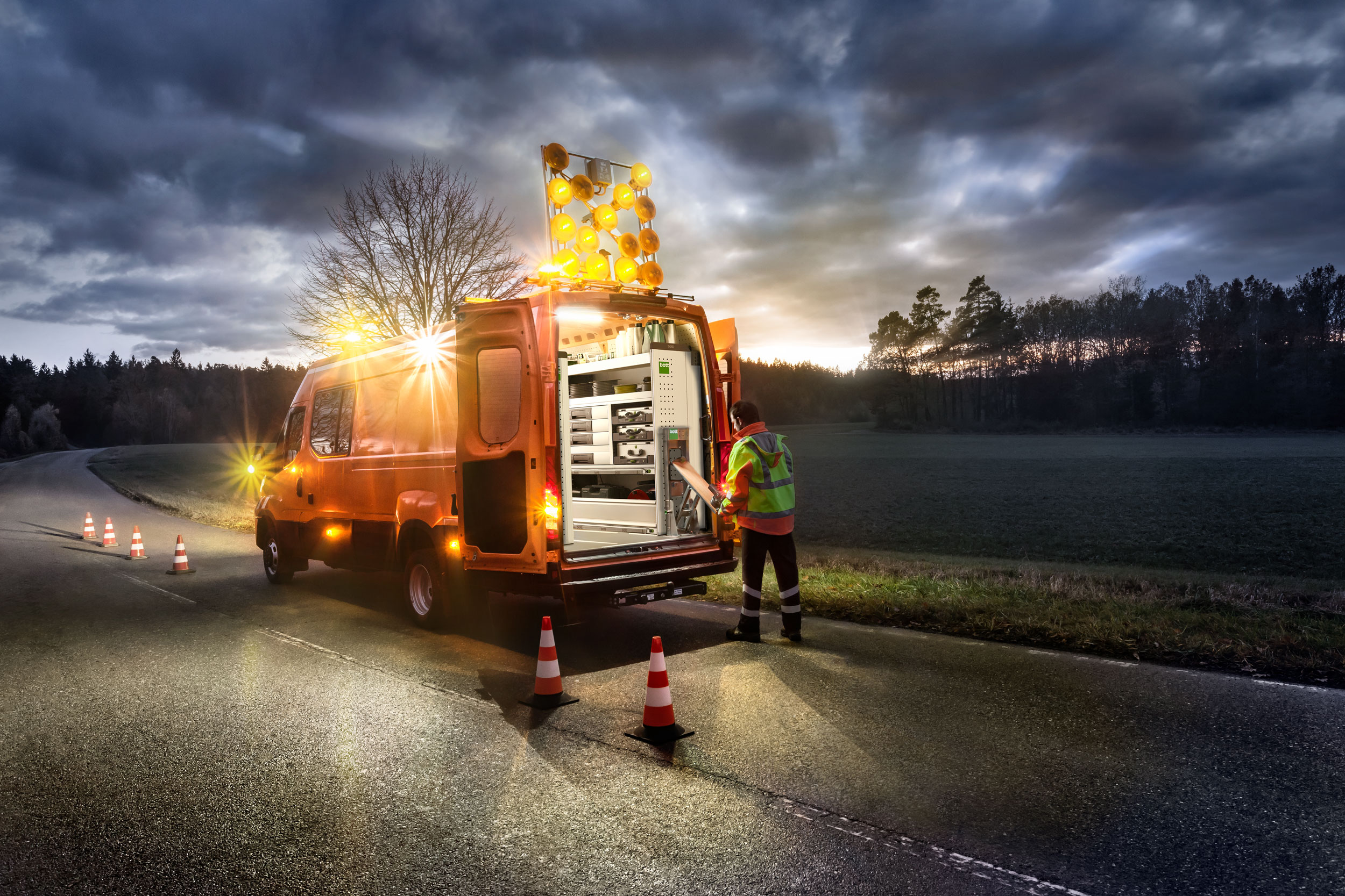 In Ihr Servicefahrzeug integrieren wir auf Wunsch passende Lösungen für die zusätzliche Beleuchtung: Innenlicht, Arbeitsscheinwerfer oder Baustellenwarnleuchten.