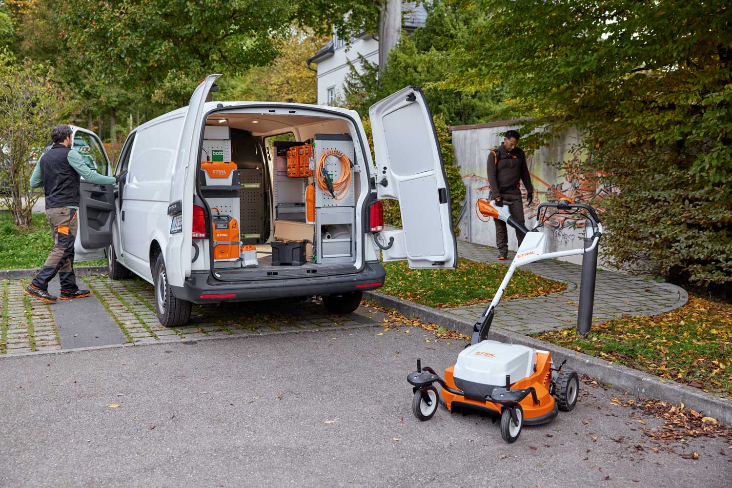 Las baterías STIHL se guardan de forma segura en el equipamiento del vehículo bott